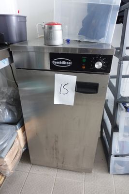 un lave-vaisselle en acier inoxydable posé à côté d'une pile de récipients en plastique
