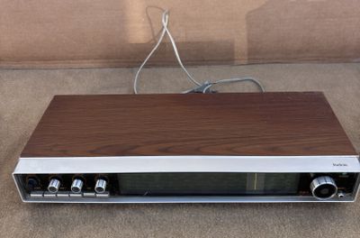 une radio posée sur une table