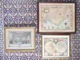 trois cartes encadrées accrochées au mur d'une pièce