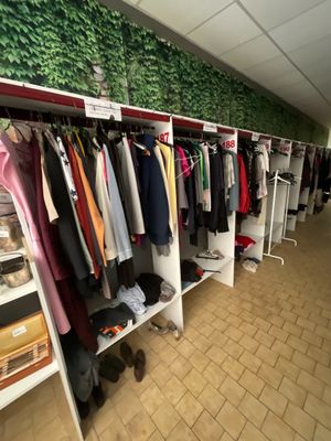 une pièce où se trouve un tas de vêtements sur un portant