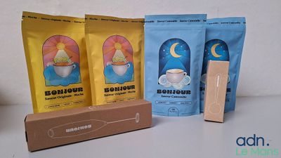 trois sachets de café sont posés à côté d'une boîte de café