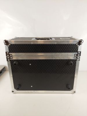 un gros plan d'un étui noir et argenté posé sur une surface blanche