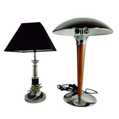 deux lampes placées l'une à côté de l'autre sur une table