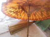 un parapluie posé sur une table à côté d'un tas de bâtons