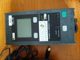 une photo d'un téléphone portable posé sur une table