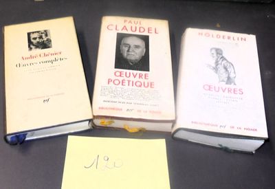 Trois livres sont posés sur une table sur laquelle se trouve un mot.
