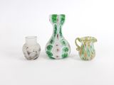 trois vases posés l'un à côté de l'autre sur une surface blanche