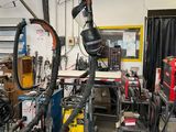 une photo d'un garage avec beaucoup d'outils sur le sol