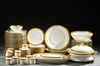 un grand nombre d'assiettes et de bols posés sur une table