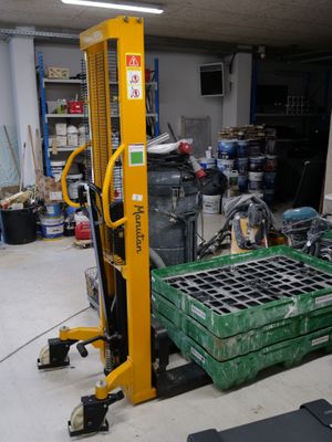 a picture of a fork lift in a garage