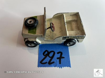 un petit camion jouet sur lequel est accrochée une étiquette de prix