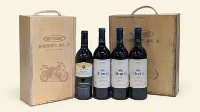 trois bouteilles de vin rouge dans un coffret en bois avec un étui en bois