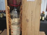 une boîte en bois avec une bouteille de vin à l'intérieur
