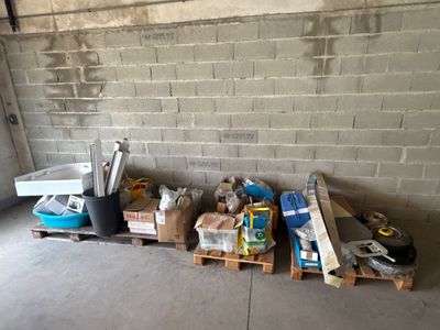 un tas d'objets posés sur une palette dans un garage
