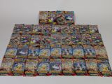 une pile de cartes pokemon posées les unes sur les autres