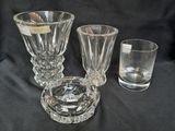 trois vases en verre posés l'un à côté de l'autre sur une table