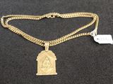 un collier plaqué or orné d'une image de la Vierge Marie