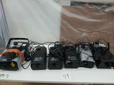 tout un tas d'appareils électroniques de toutes sortes posés sur une table