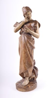 statue en bronze représentant une femme tenant un oiseau, sur fond blanc