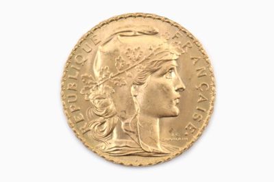 Gros plan sur une pièce d'or ornée d'une tête de femme