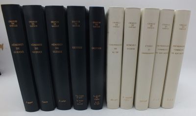 plusieurs livres sont alignés sur une surface blanche