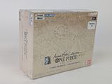 La boîte contenant la figurine de l'anime « One Piece » est posée sur une surface blanche.