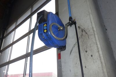 un tuyau bleu fixé sur le côté d'un immeuble