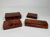 trois morceaux de bois sont posés sur une surface blanche