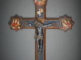 une croix en bois sur laquelle est fixé un crucifix