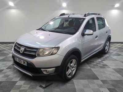 une photo d'une dacia blanche garée dans un garage