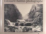 une photo en noir et blanc d'une cascade dans les bois