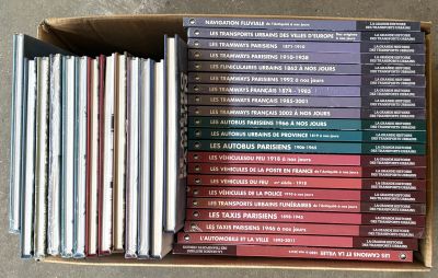 beaucoup de livres dans une boîte posée sur le sol