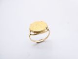 une bague en or surmontée d'une pièce de monnaie