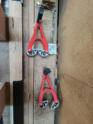 deux paires de pinces fixées à un mur en bois