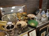 une vitrine contenant de nombreux objets anciens