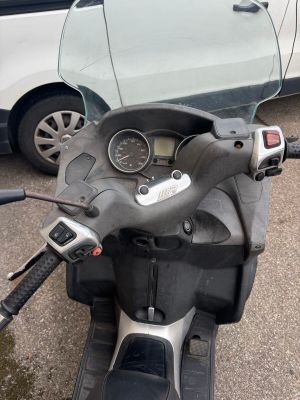 un scooter garé sur un parking