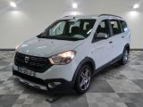 la photo d'une voiture blanche garée dans un garage