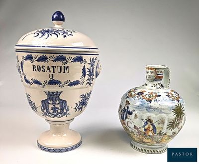 deux vases posés l'un à côté de l'autre sur une table