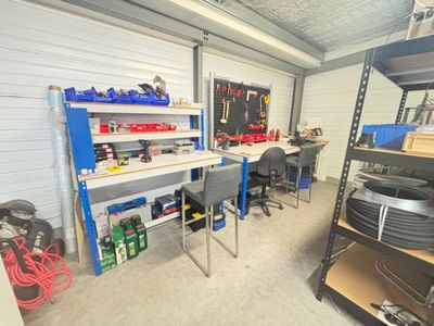 un garage avec de nombreux outils sur les étagères