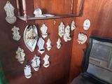 une photo d'une pièce avec un mur en bois et une étagère remplie de figurines en céramique