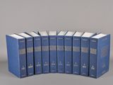 six livres bleus sont alignés sur une surface grise