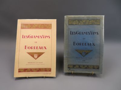 deux livres posés l'un à côté de l'autre sur une table