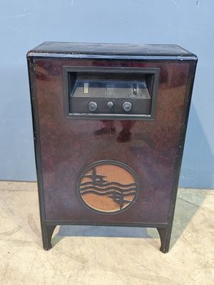 une vieille radio posée sur une table