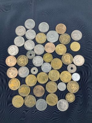 beaucoup de pièces qui sont sur la table