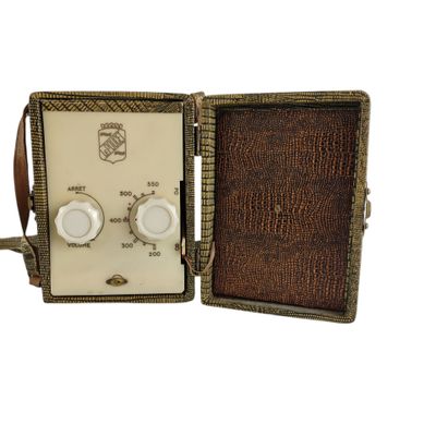 une petite boîte sur laquelle se trouvent deux boutons