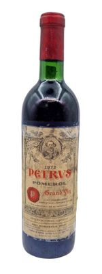 une bouteille de vin posée sur une table