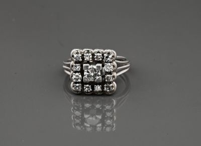 Bague carrée en platine sertie de diamants (le central pesan…