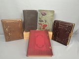 quatre livres sont alignés sur une table