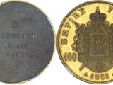quatre types différents de pièces d'or sont présentés en rangée