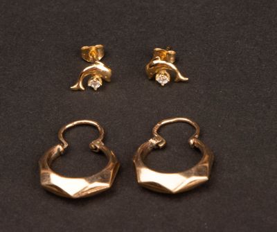 deux paires de boucles d'oreilles plaquées or et une paire de boucles d'oreilles plaquées or